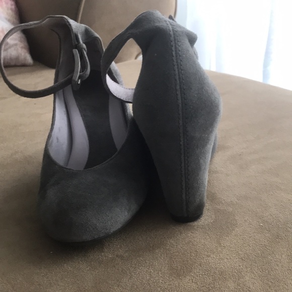 Johnston & Murphy grey suede Tracey ankle strap wedges - Picture 3 of 6